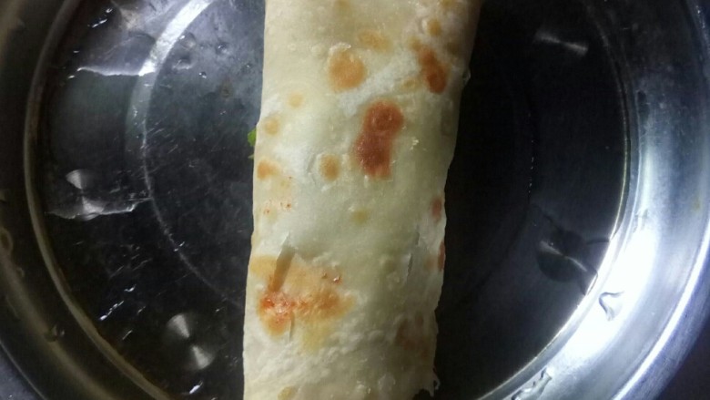 #千花万蕊待食来# 香菜鸡蛋灌饼,香菜鸡蛋灌饼卷好。
