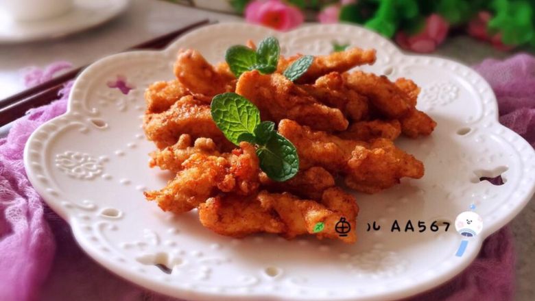 炸鸡柳,沥干油分,装盘食用