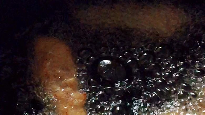 炸鸡柳,油锅烧至4成热,用筷子一条一条的放入鸡柳