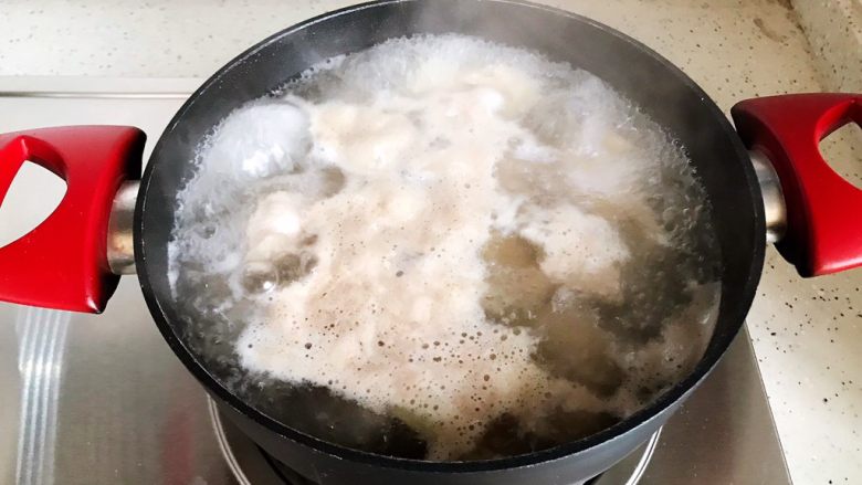 红烧排骨鸡翅根(高压锅懒人版),下排骨和鸡翅根,大火煮6.7分钟