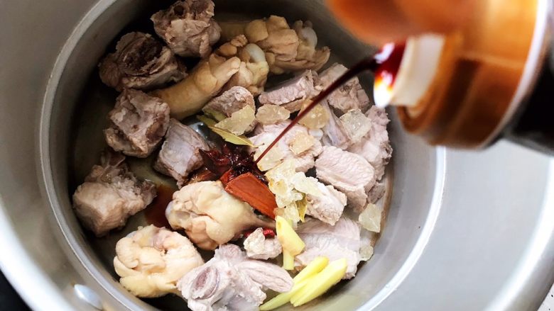 红烧排骨鸡翅根(高压锅懒人版),加适量生抽