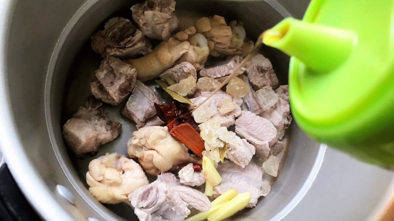 红烧排骨鸡翅根(高压锅懒人版),加适量料酒