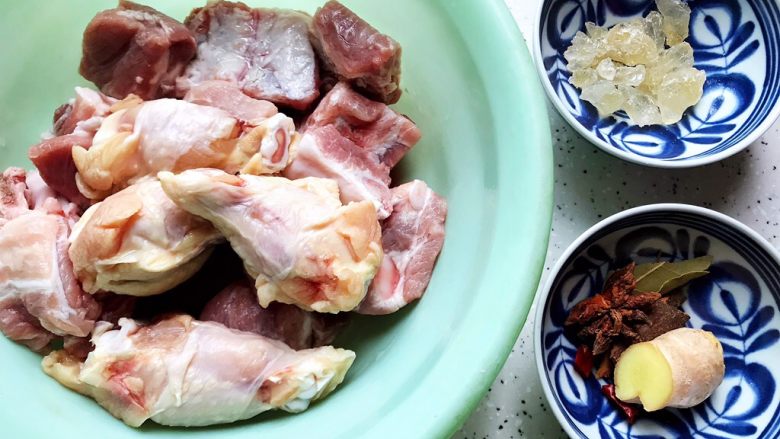 红烧排骨鸡翅根(高压锅懒人版),首先我们准备好所有食材