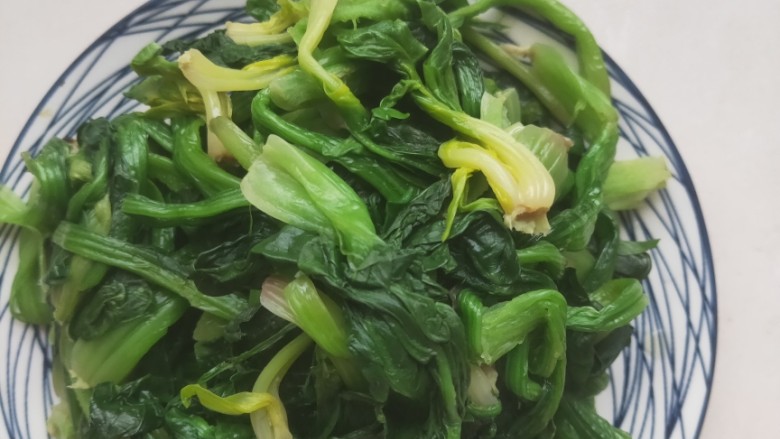 春天新吃法,不一样的味道-肉末菠菜的,锅内倒入适量凉水烧开放入洗好的菠菜焯水一分钟烤出放入冷水中冲一下凉,捞出攥干表面水分备用。