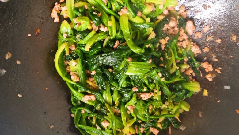 春天新吃法,不一样的味道-肉末菠菜的,放入焯好的菠菜,盐和<a style='color:red;display:inline-block;' href='/shicai/ 717'>味精</a>翻炒2-3分钟关火即可。