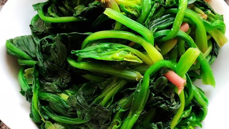 菠菜拌海虹,焯好水的菠菜立即捞出放入冷水中过凉后沥干水分备用