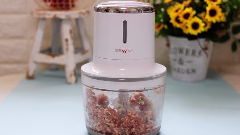 肉末海带炒粉条,把切小块的猪肉和葱姜,放入东菱无线绞肉机里搅拌成泥。