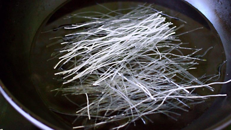 肉末海带炒粉条,另起锅倒入适量的清水烧开后,把粉条放入锅中煮2分钟左右后关火,捞出来浸泡一会儿。