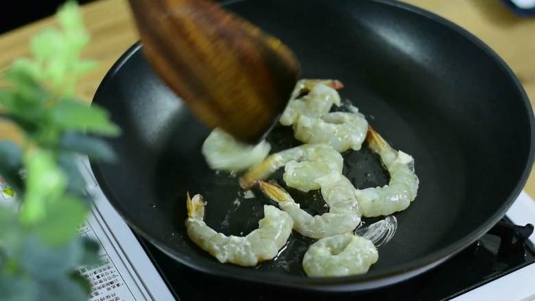 颜色漂亮、造型喜庆,制作又简单的一道家常菜,锅烧热加少许油,将虾两面煎香后盛盘。