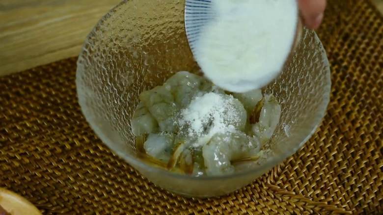 颜色漂亮、造型喜庆,制作又简单的一道家常菜,再加少许盐和淀粉,拌匀腌制10分钟。鸡蛋加少许盐、胡椒粉、料酒打散。