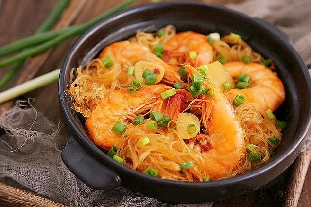鲜虾粉丝煲,嗯,粉丝里面都是虾的香味,简直是太好吃了。