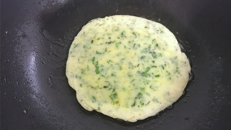 荠菜早餐饼,倒入1大勺面糊,摊平。