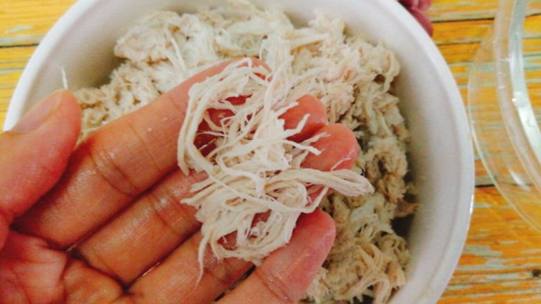 自制肉松,再用手将打团的肉撕松。