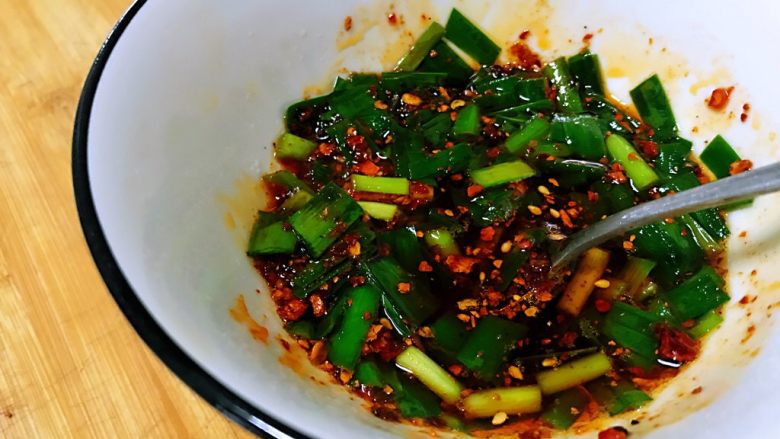 香辣萝卜干,从田间到餐桌,和辣椒面一起放入碗中,热锅中加入油,烧热,倒入碗中,在滋啦啦的响声中香味扑鼻而来。不喜欢吃辣的可以不放或者少放辣椒,我用的这个辣椒面看上去红红的,但一点也不辣,人有时候很奇怪,有那么几天就喜欢吃重口味的食物。