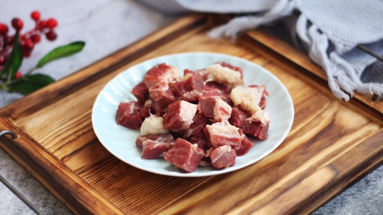 黑胡椒牛肉粒,解冻后,用厨房用纸吸干板腱牛排多余的水分,将牛肉切成适合自己口味大小的粒。
