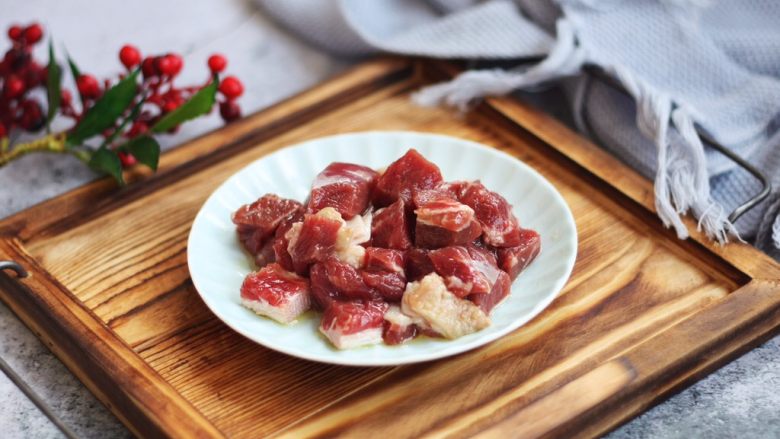 黑胡椒牛肉粒,放入少许的柠檬汁、少许的盐、少许的橄榄油,将其抓匀,抓至牛肉粒有粘性,腌制10分钟备用。