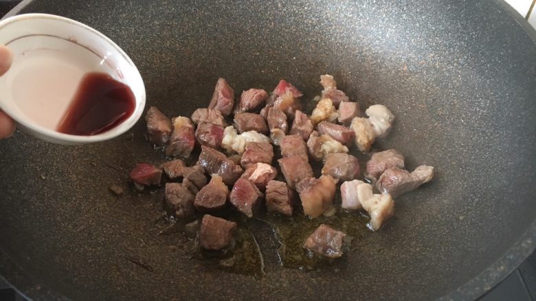 黑胡椒牛肉粒,沿锅边烹入红酒。