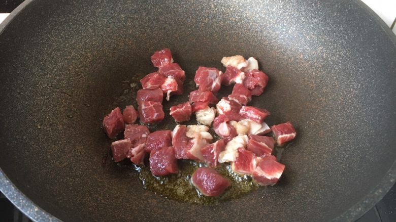 黑胡椒牛肉粒,旺火置锅,锅烧热,改中火,放入黄油,待黄油微微融化,放入腌制好的牛肉粒。