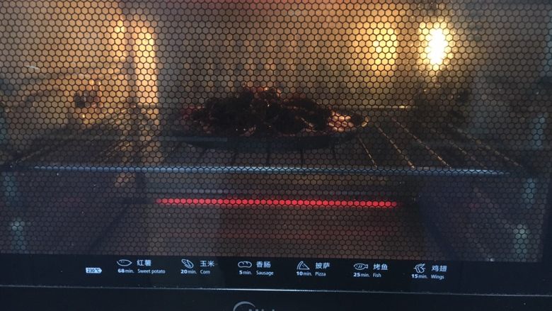 黑胡椒牛肉粒,温馨提示:喜欢烧烤风味的小伙伴可将炒好的黑胡椒牛肉粒连同铁板放入烤箱的中层,上下火200度,烤5~10分钟。 牛肉味混合着黑胡椒的味道、黄油的味道、夹杂着洋葱的味道、香草的味道,真是棒极了!