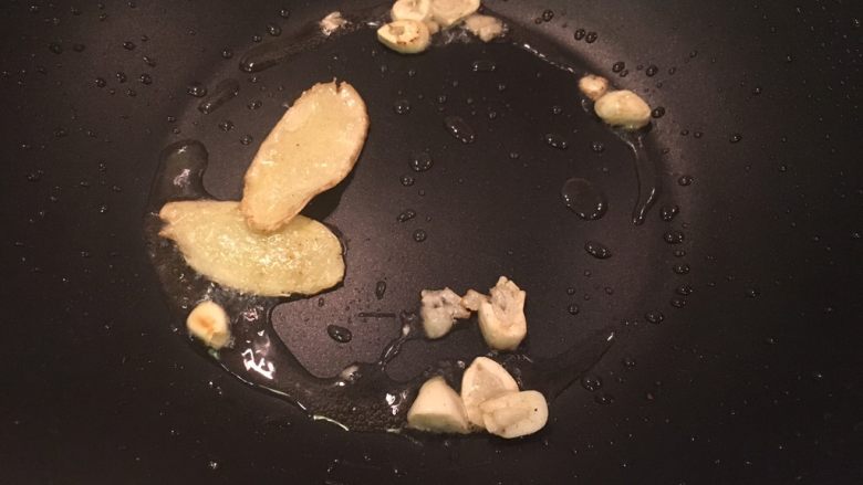 糖醋排骨,将榨油倒出，留少许油爆香姜蒜