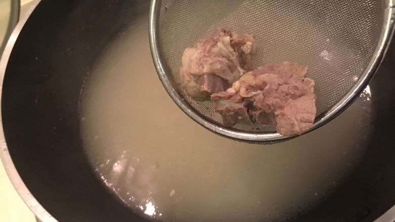 糖醋排骨,煮熟后捞起，汤可过滤烧汤