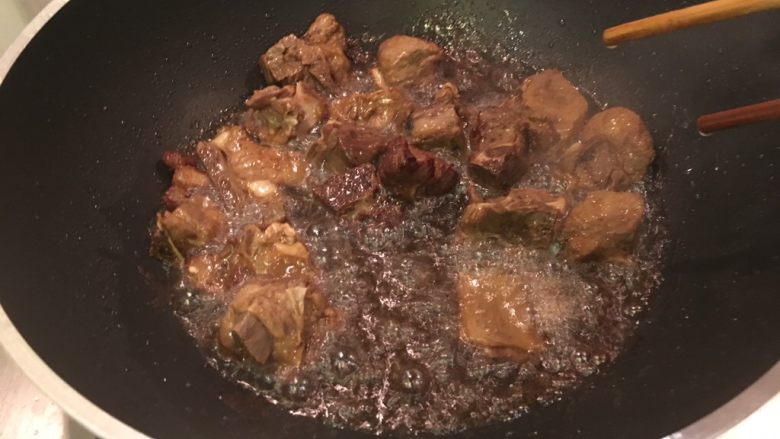 糖醋排骨,将排骨大火炸至上色