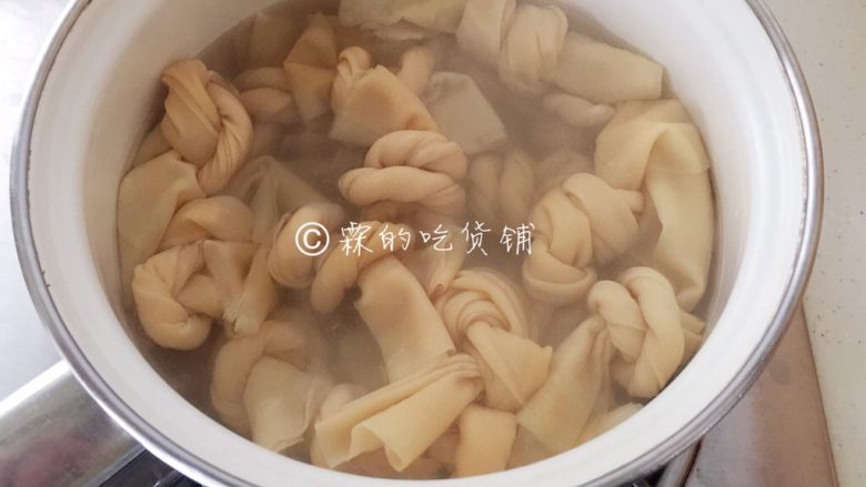 腌笃鲜——属于春的美味,百叶结(有现成打好结的也可以买百叶回来自己打结。)放热水里浸泡一会(炖出来的会比较柔软。),然后冷水冲洗干净。