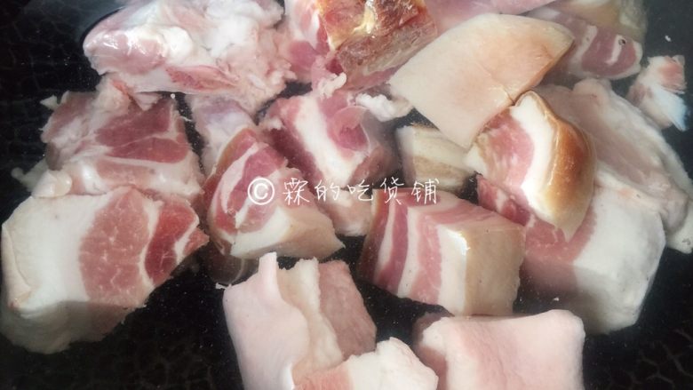 腌笃鲜——属于春的美味,冷水下锅,出血水(咸肉也要出一下水)。