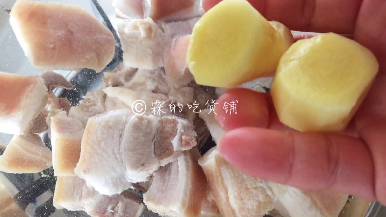 腌笃鲜——属于春的美味,汤锅里倒入足量的水,把清洗好的肉肉放进去,再放入<a style='color:red;display:inline-block;' href='/shicai/ 37'>姜</a>块。