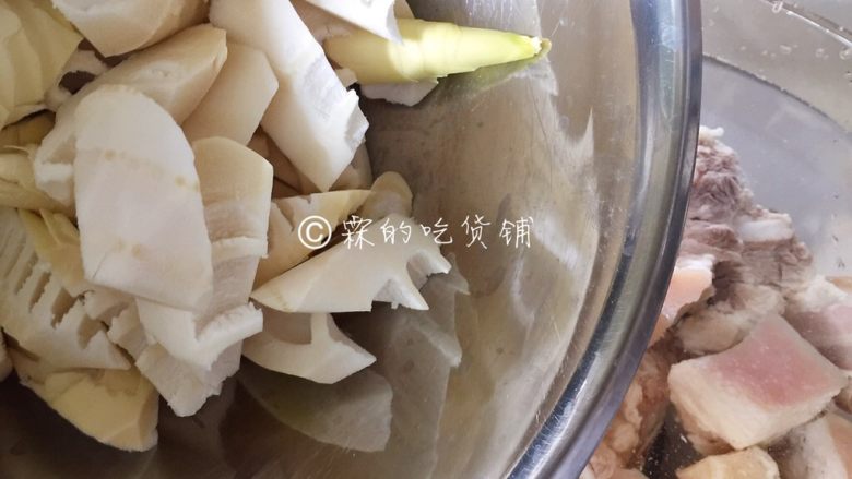 腌笃鲜——属于春的美味,笋也一起倒入。然后大火煮开,转中小火慢炖。