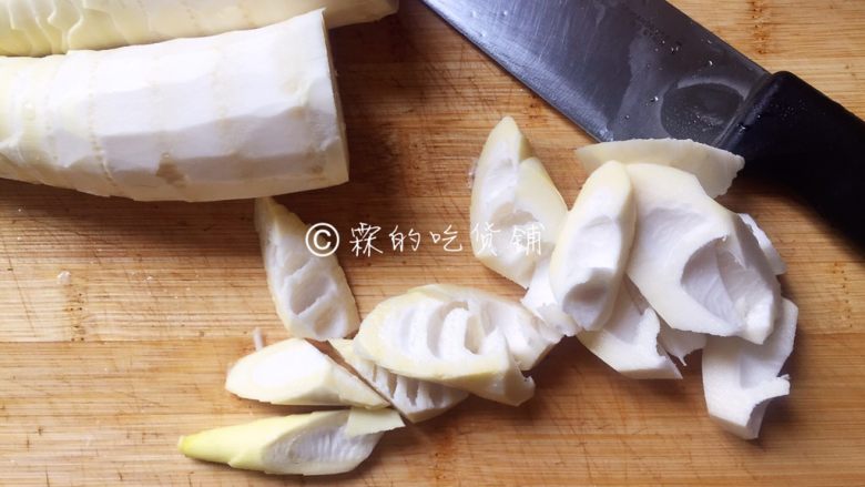 腌笃鲜——属于春的美味,削掉老根和有点老的外皮,切成滚刀块。