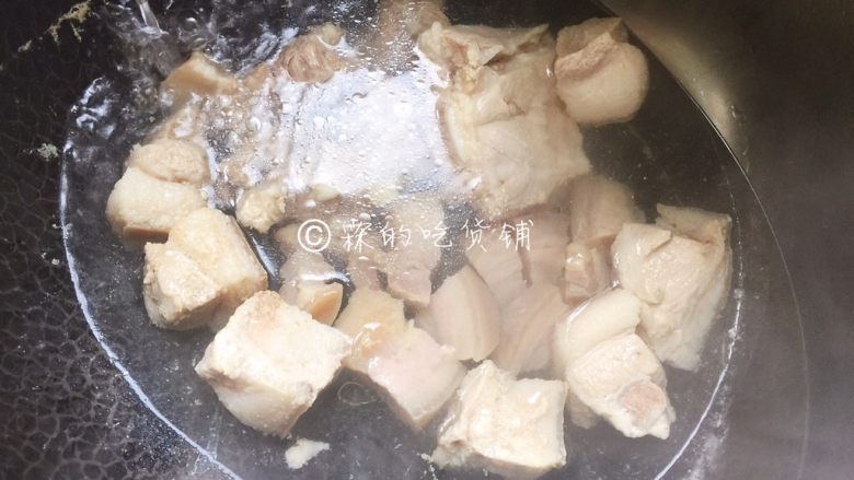 腌笃鲜——属于春的美味,出过水的肉肉一块块清洗干净,用刀刮刮表皮,如果有毛也要拔一下。