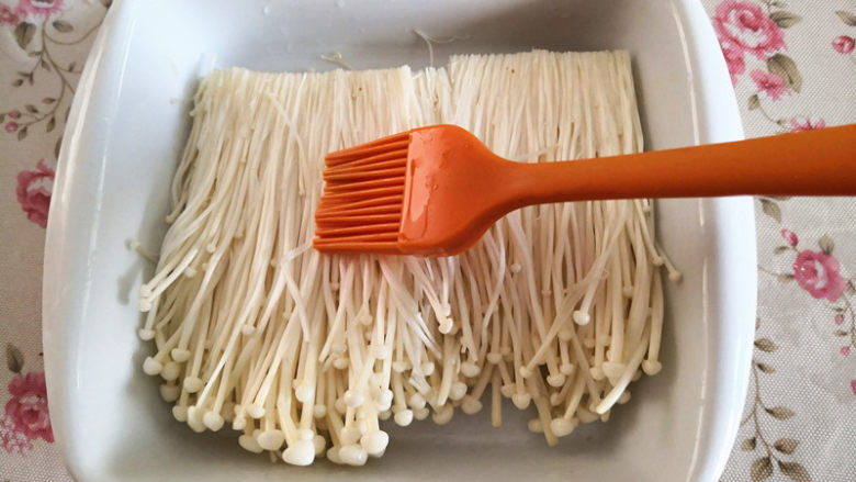 烤金针菇,再放到烤盘里,表面刷一层食用油,