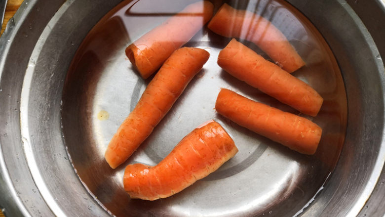 咸胡萝卜炒鸡蛋,咸胡萝卜用清水浸泡30分钟,