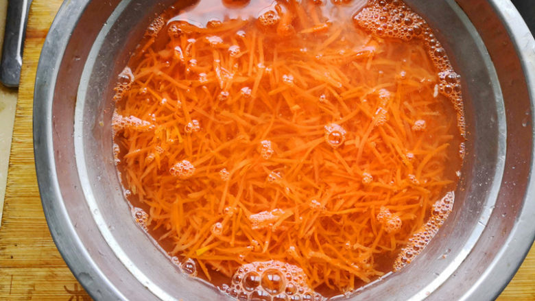 咸胡萝卜炒鸡蛋,再用清水冲洗,