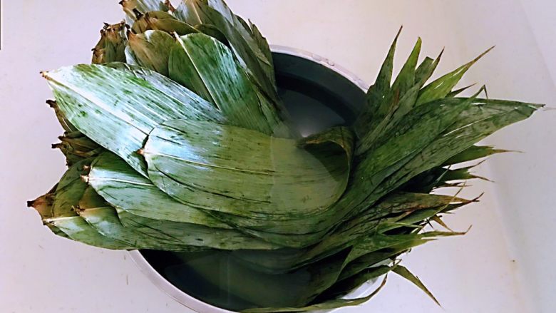 家常原味粽子,粽子叶用温水浸泡,软化后清洗干净