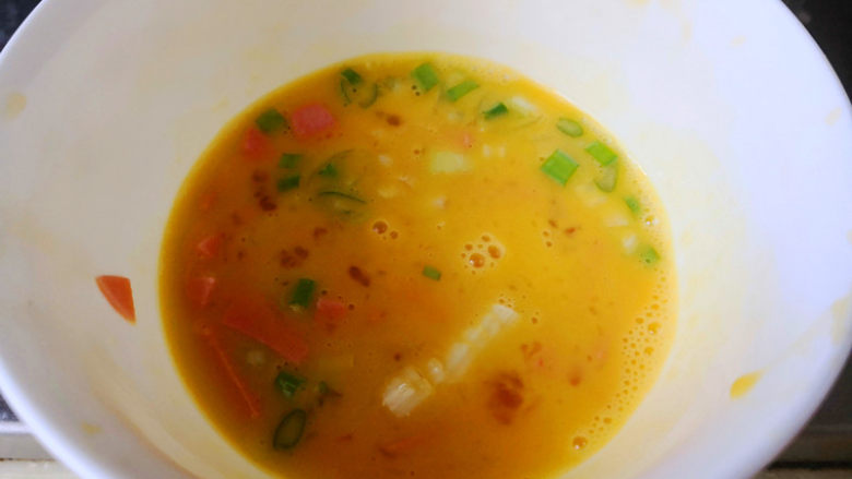 鸡蛋灌饼,<a style='color:red;display:inline-block;' href='/shicai/ 9'>鸡蛋</a>打入碗中,加入葱花和火腿丁,