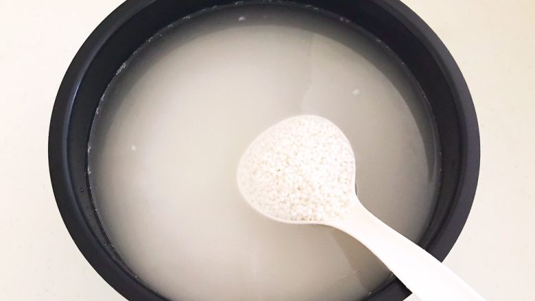 蜜豆糯米粽子,把糯米清洗干净,加入冷水浸泡12小时左右,冷水是糯米的3倍