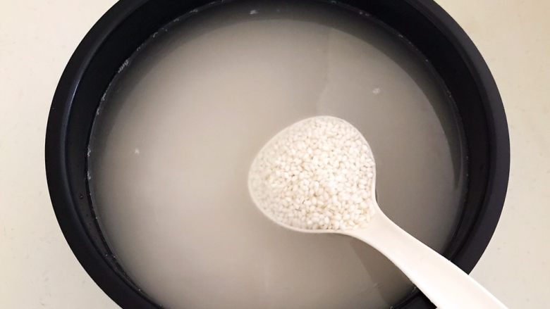 蜜豆糯米粽子,糯米经过长期时间浸泡,已经吸足水分