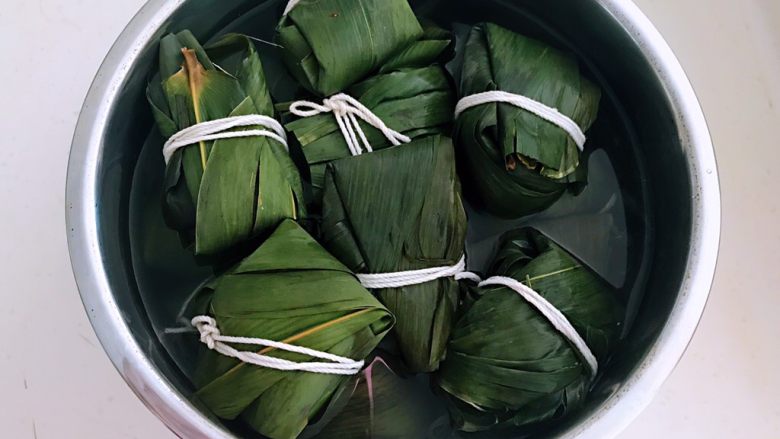 蜜豆糯米粽子,加入冷水,水量没过粽子