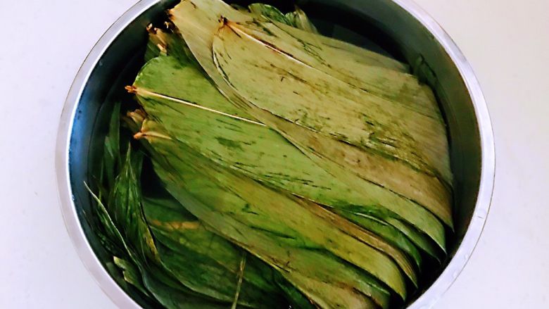 蜜豆糯米粽子,粽叶已泡软,也可包粽子了