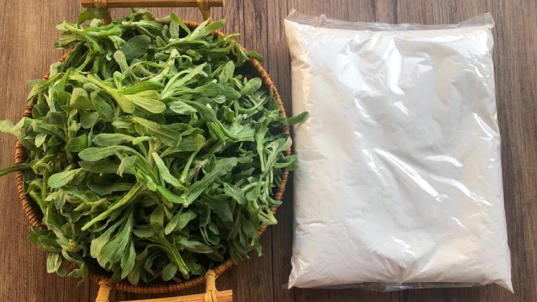 清明粿,首先来准备食材：清明草500g，粳米粉500g