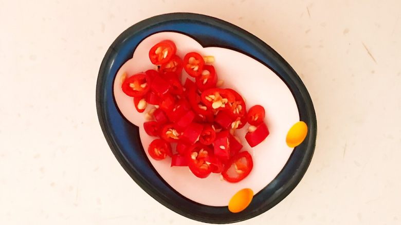 10分钟快手菜 肉粒多风味香肠炒俄式乳瓜,把小米辣切成辣椒圈