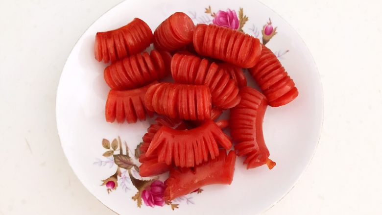 10分钟快手菜 肉粒多风味香肠炒俄式乳瓜,把炒好的香肠盛出来