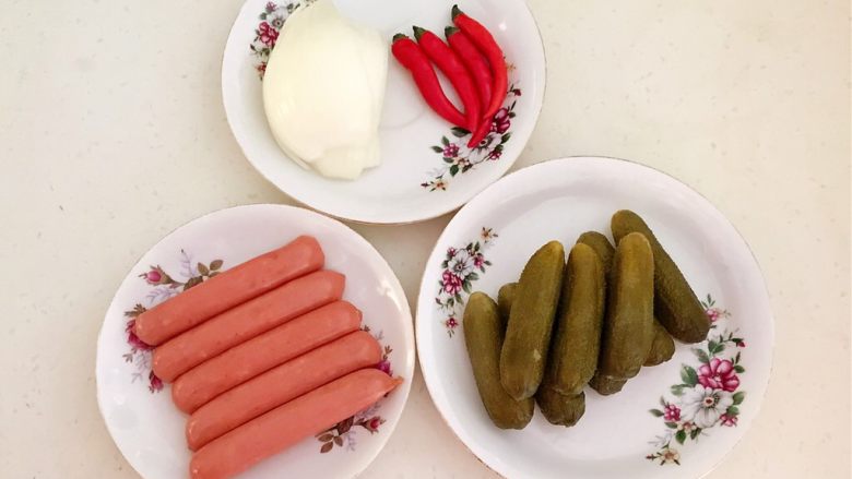 10分钟快手菜 肉粒多风味香肠炒俄式乳瓜,准备食材:自制俄式小乳瓜,风味小香肠,小米辣,<a style='color:red;display:inline-block;' href='/shicai/ 2573'>圆葱</a>