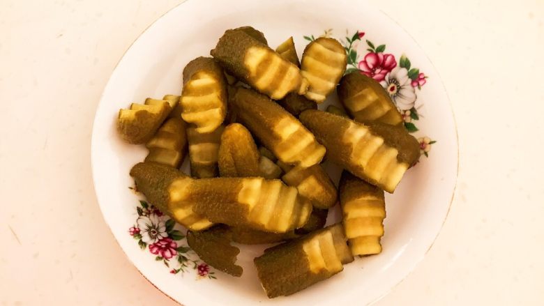 10分钟快手菜 肉粒多风味香肠炒俄式乳瓜,用狼牙刀把小乳瓜切成斜刀块