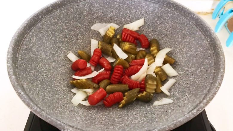 10分钟快手菜 肉粒多风味香肠炒俄式乳瓜,翻炒均匀