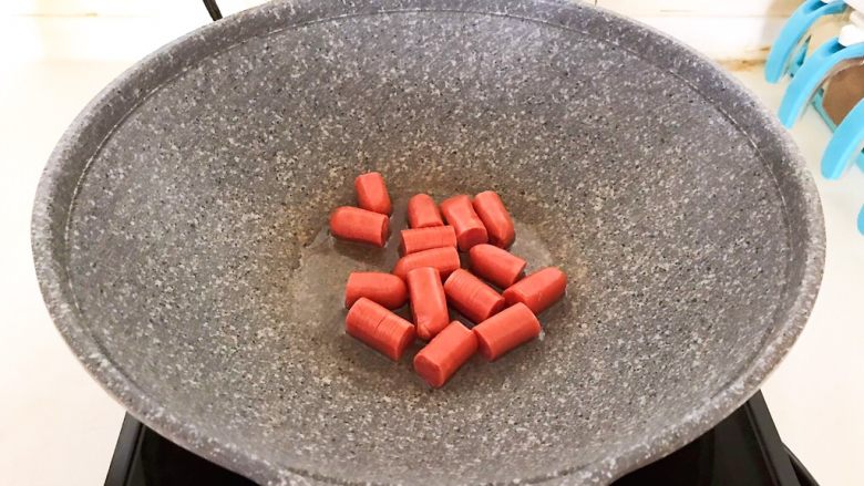10分钟快手菜 肉粒多风味香肠炒俄式乳瓜,油温5分热的时候加入香肠