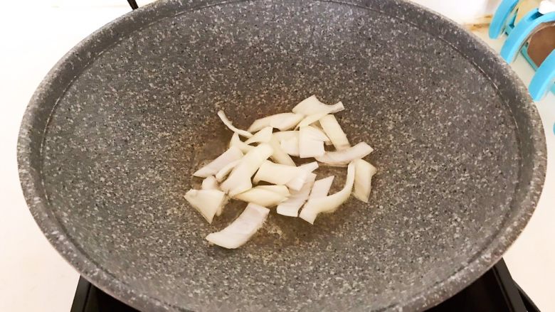 10分钟快手菜 肉粒多风味香肠炒俄式乳瓜,用锅里的底油煸炒圆葱1分钟