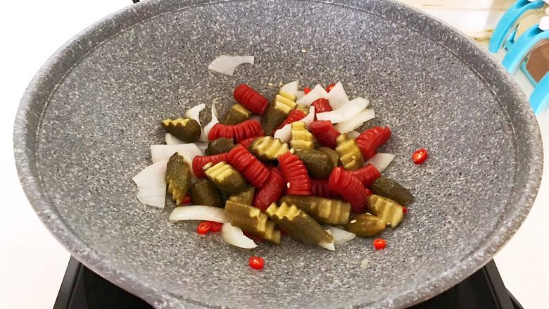 10分钟快手菜 肉粒多风味香肠炒俄式乳瓜,翻炒均匀即可
